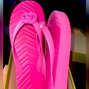 Gucci flip flops with box